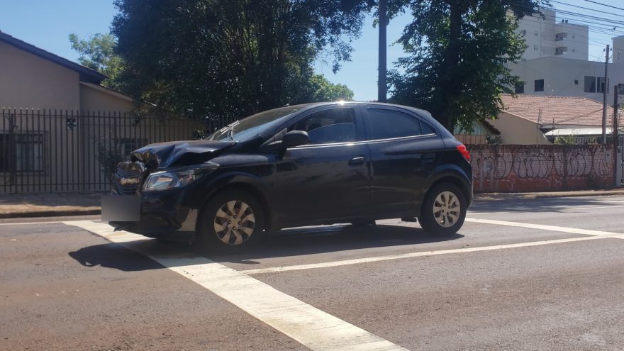 Onix fica com a frente destruída ao bater em Jeep no Centro