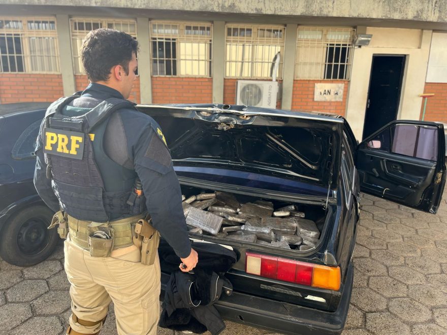 Flagrante na BR-277: irmãos são abordados com Santana lotado de maconha