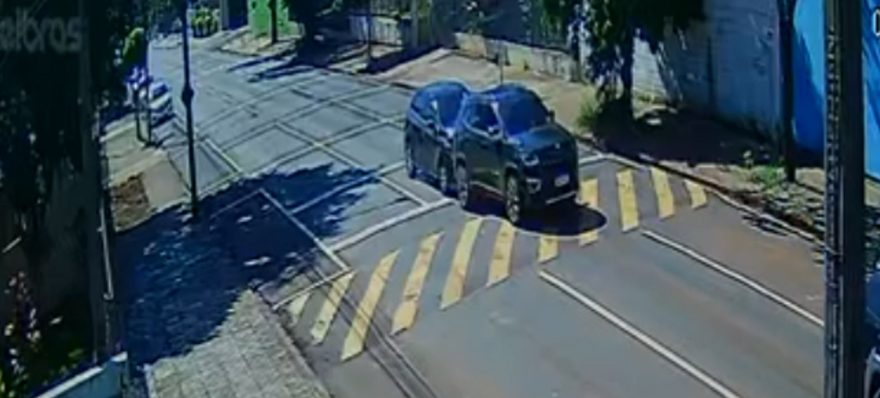 Câmera mostra momento em que Onix atinge traseira de Jeep em acidente no Centro