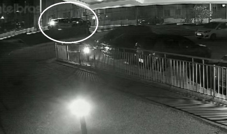 Imagens mostram veículo que teria se envolvido em acidente sendo abandonado na Rua Mariscal