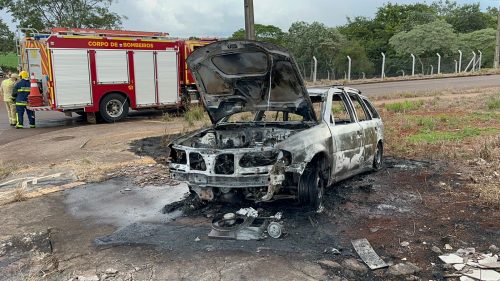 Incêndio ‘misterioso’ deixa carro destruído no Bairro Belmonte Imagem referente a Incêndio ‘misterioso’ deixa carro destruído no Bairro Belmonte