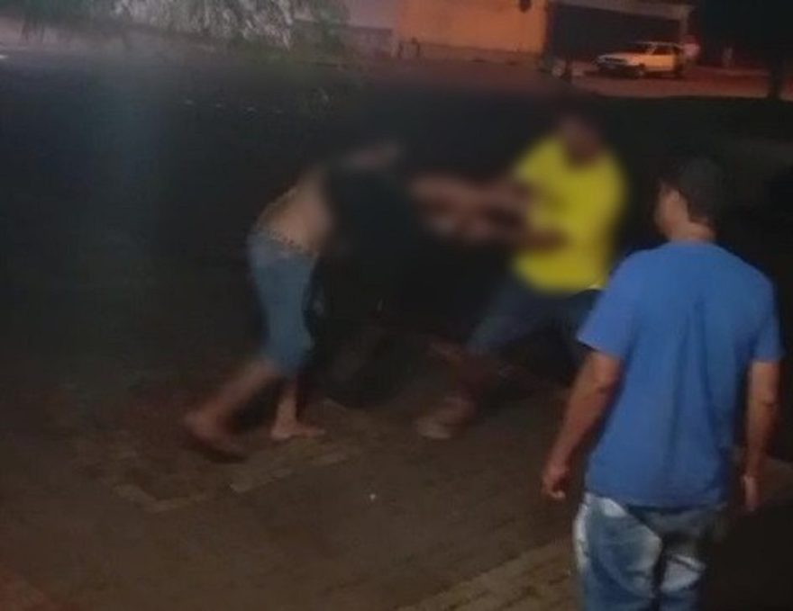 Cadeiradas e socos: vídeo mostra homens em vias de fato na frente de Bar