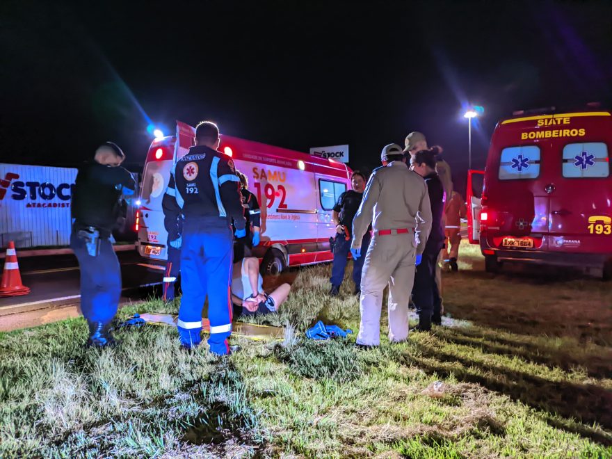 Em surto, mulher se joga contra veículos na BR-277 e precisa ser contida pelas equipes da GM, Samu e Siate