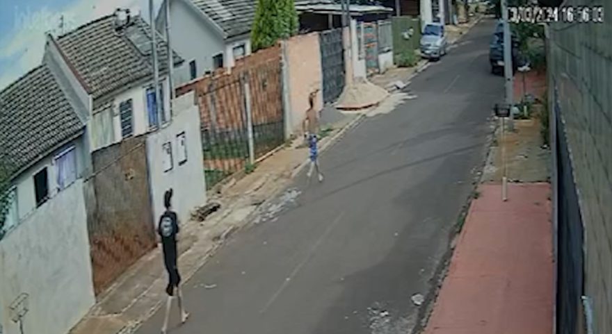 Vídeos mostram populares perseguindo homem que atropelou criança e fugiu