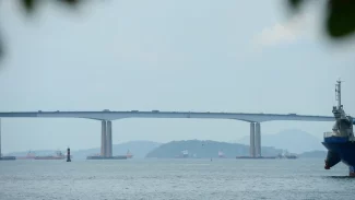 Com fluxo diário de 150 mil veículos, Ponte Rio-Niterói faz 50 anos