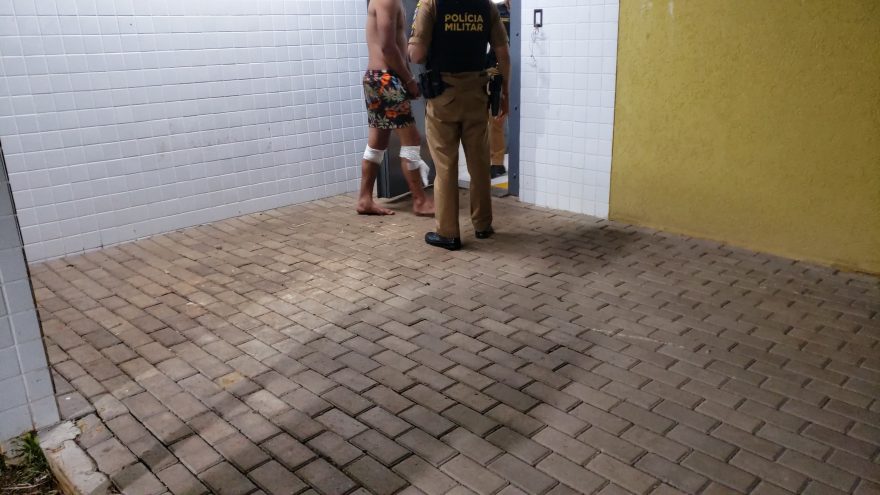 Surto em Corbélia: Homem invade casas alegando ser perseguido