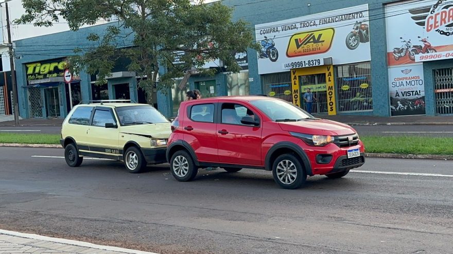 Três veículos se envolvem em colisão traseira na Avenida Piquiri