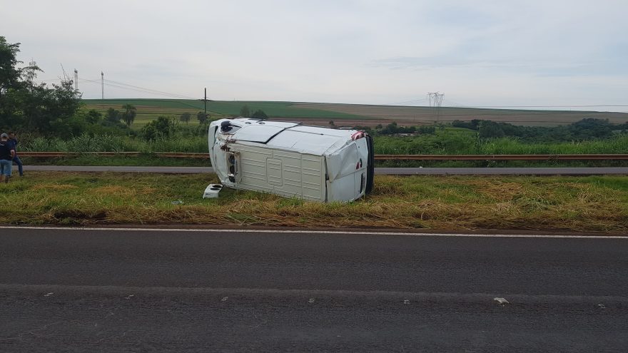 Pneu estoura e Van carregada com alimentos capota na rodovia BR-163