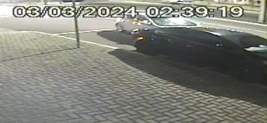 Câmera flagra HB20 colidindo com Ceratto estacionado na Avenida Brasil