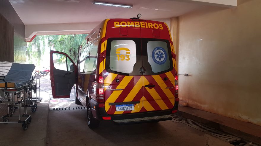 Cortando galho de árvore, homem sofre queda e é socorrido pelo Siate