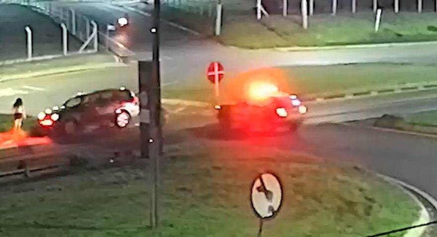 Vídeo mostra equipes perseguindo e contendo mulher que estava em surto na rodovia BR-277