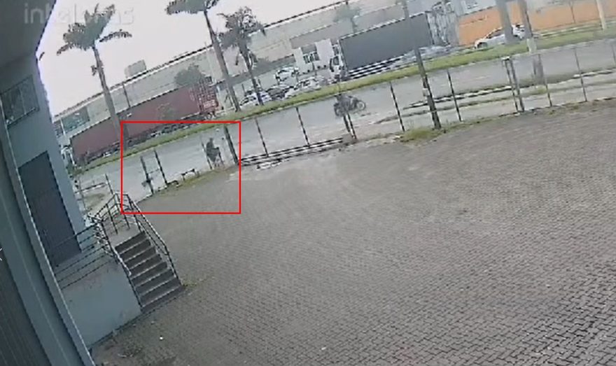 Policial de folga salva homem e pets de ataque de Pitbull