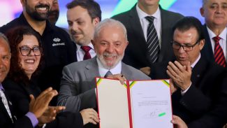 Lula assina projeto que regula atividade de motoristas de aplicativo