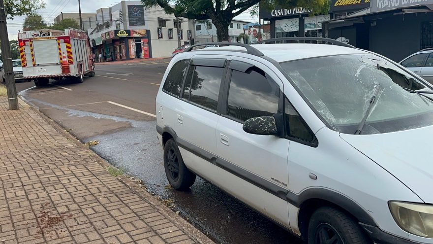Durante incêndio em veículo, para-brisa estoura e painel fica queimado na Rua Jacarezinho