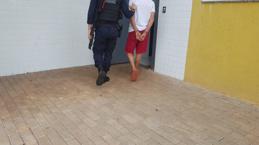 Pai tenta buscar o filho no CMEI e é preso por descumprimento de medida protetiva