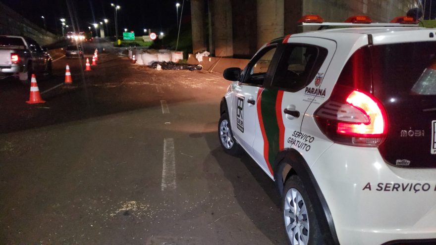 DER sinaliza Trevo Cataratas para retirada de arroz que caiu na pista durante tombamento de Bitrem