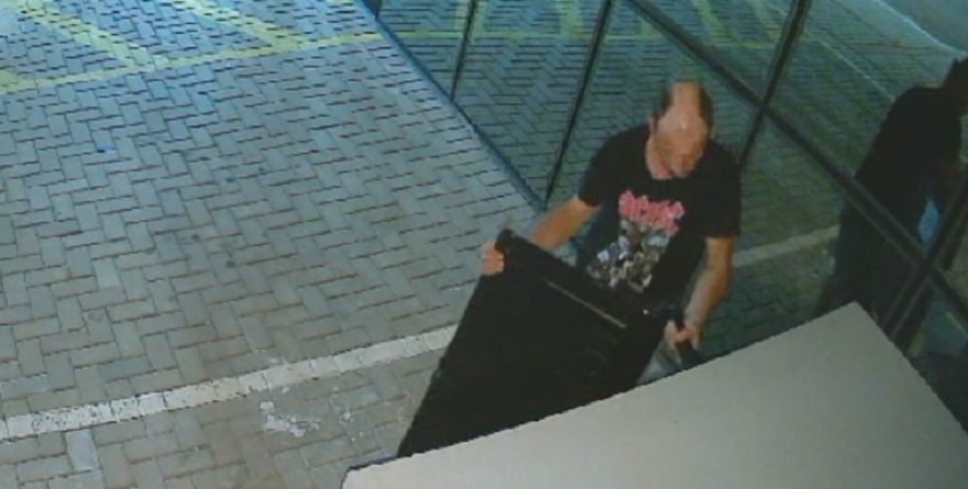 Câmera flagra homem furtando portas de alumínio