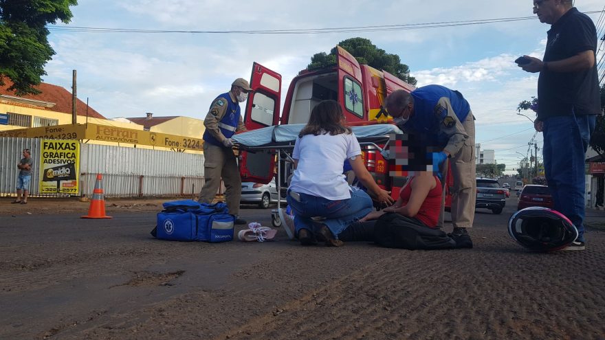 Mulher fica ferida em acidente entre moto e Corsa na Avenida Carlos Gomes