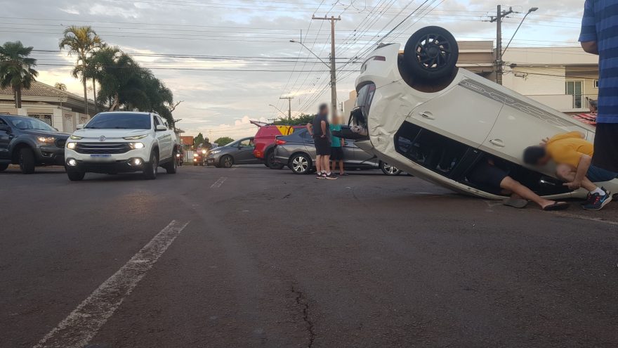 Motorista fica ferido em acidente seguido de capotamento na Região do Lago