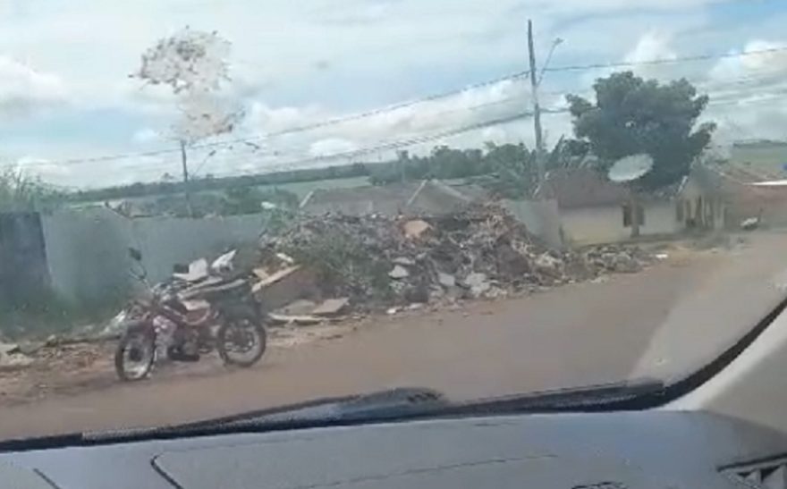 Morador denuncia montanha de lixo no Interlagos