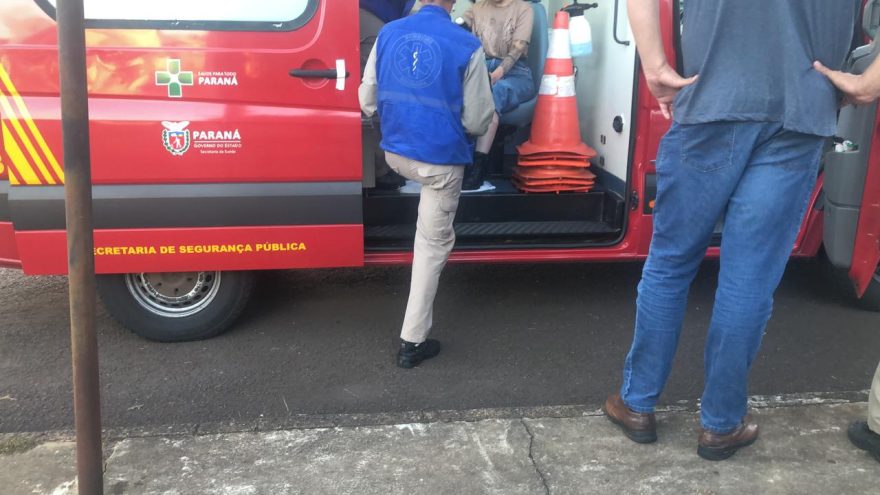 Indo para o trabalho, motociclista sofre queda e é socorrida pelo Siate