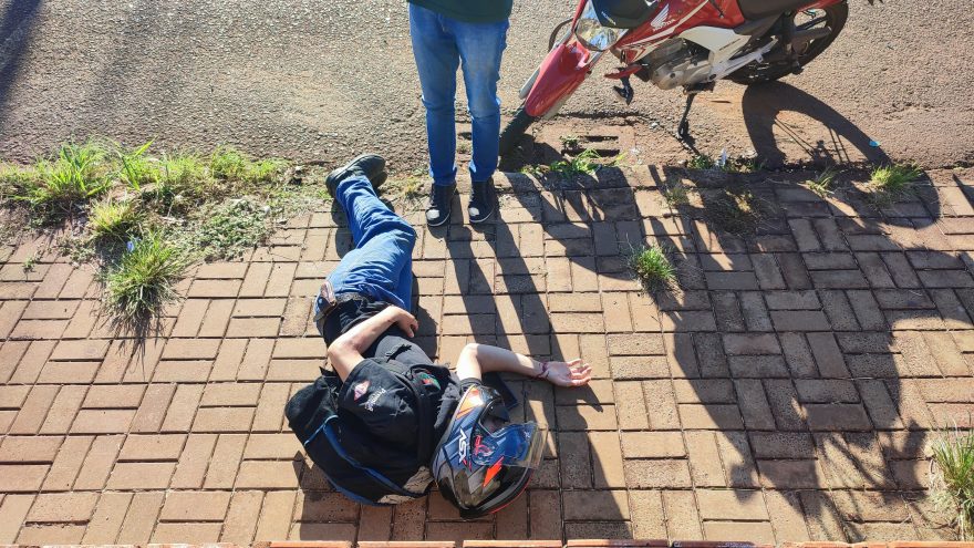 Motociclista fica ferido após se envolver em acidente na Rua Rio da Paz