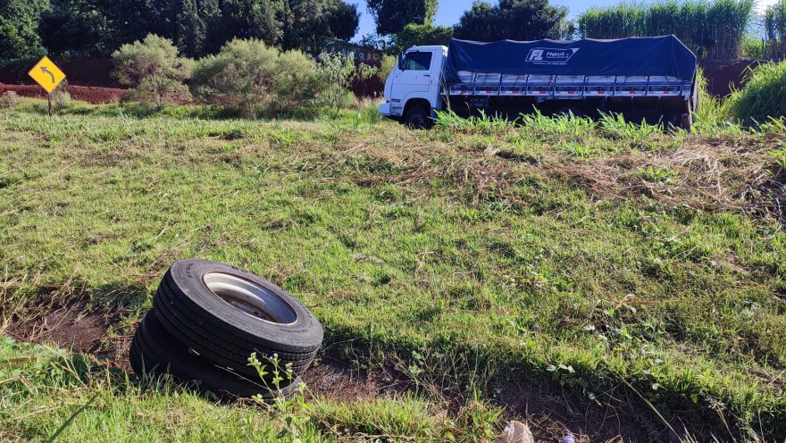 Rodado de caminhão se solta na BR-163 e anda desgovernado pela rodovia