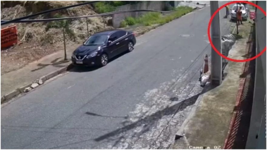 Câmera flagra gari sendo atropelado por carro desgovernado