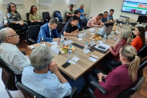 Comitiva chinesa conhece sistema de defesa sanitária e visita frigoríficos paranaenses