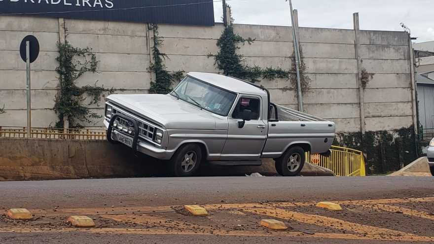 Caminhonete fica pendurada no viaduto da BR-277, em Cascavel