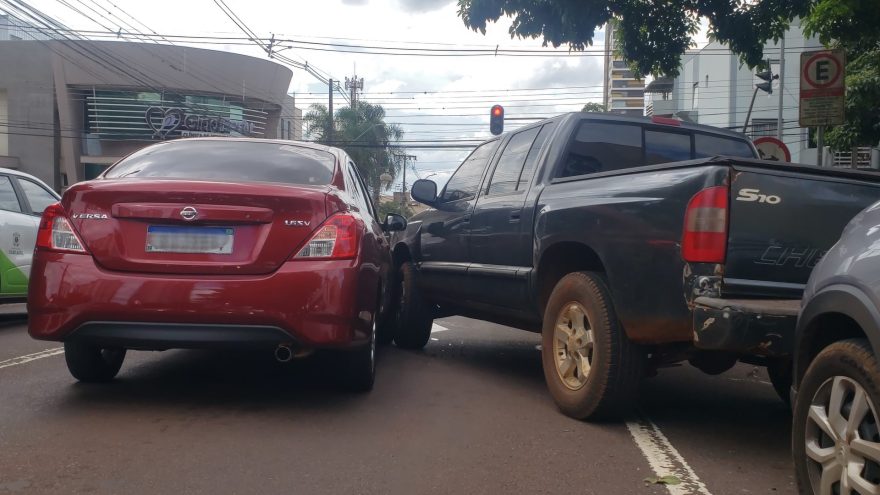 Versa e S10 se envolvem em colisão na saída de estacionamento no Centro