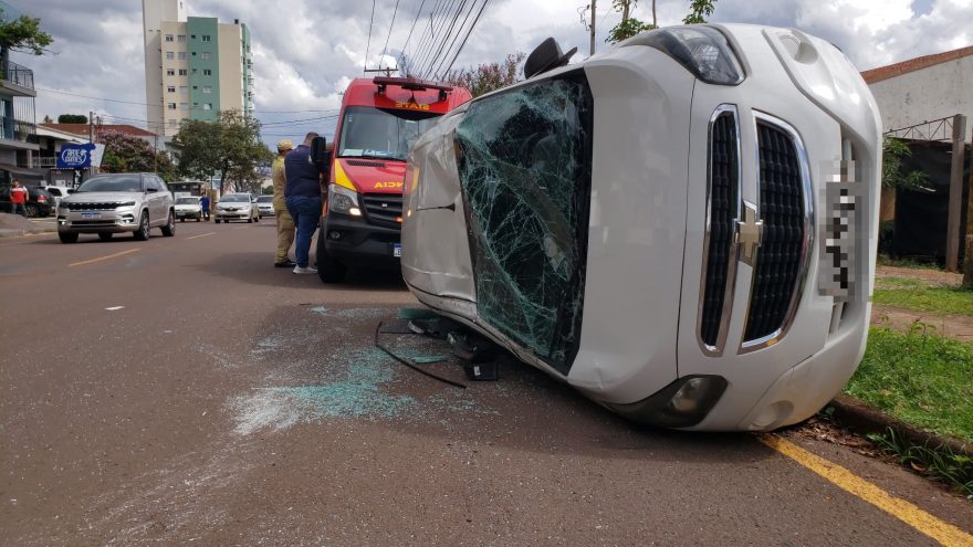 Capotamento deixa casal ferido no Parque São Paulo