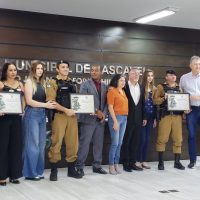 Imagem referente a Viúvo de agente morta em atentado em Cascavel, recebe Medalha 