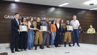 Viúvo de agente morta em atentado em Cascavel, recebe Medalha 