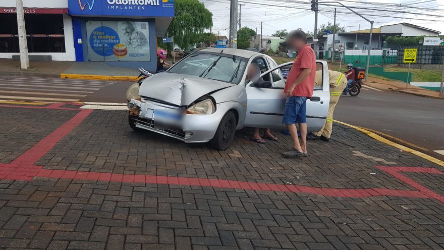 Idoso bate Ford Ka contra parede de estabelecimento na Rua Europa