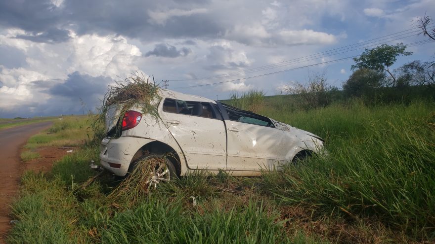 Capotamento total: veículo Fox é estraçalhado em acidente na BR-163