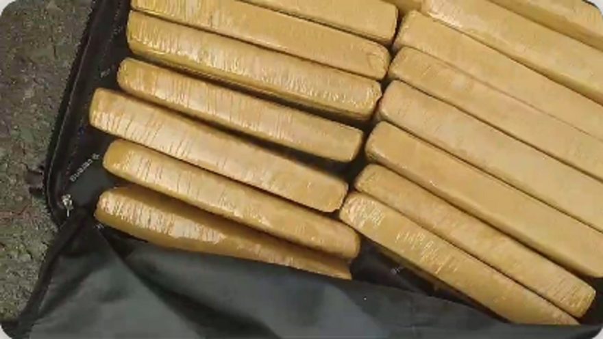 Vídeo: PRF apreende 90 kg de maconha e unidades de Ecstasy na BR-277