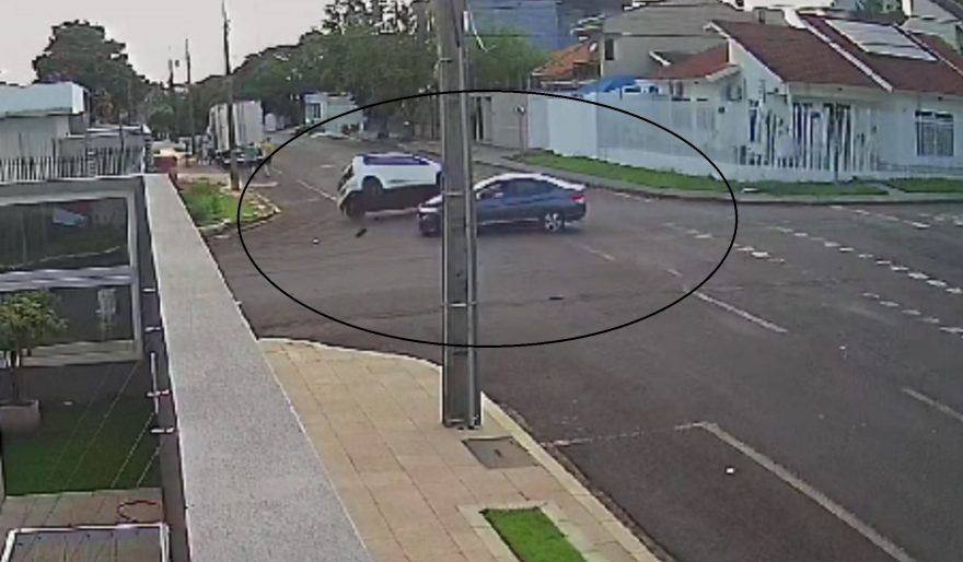Câmeras registram momento em que UP capota em acidente na Região do Lago