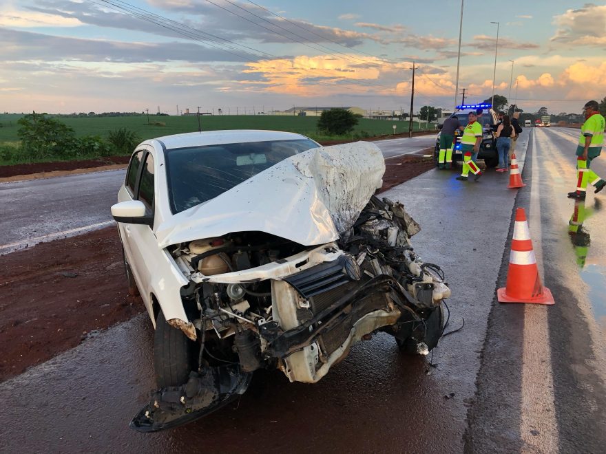 Colisão na BR-277 deixa frontal de Gol completamente destruída