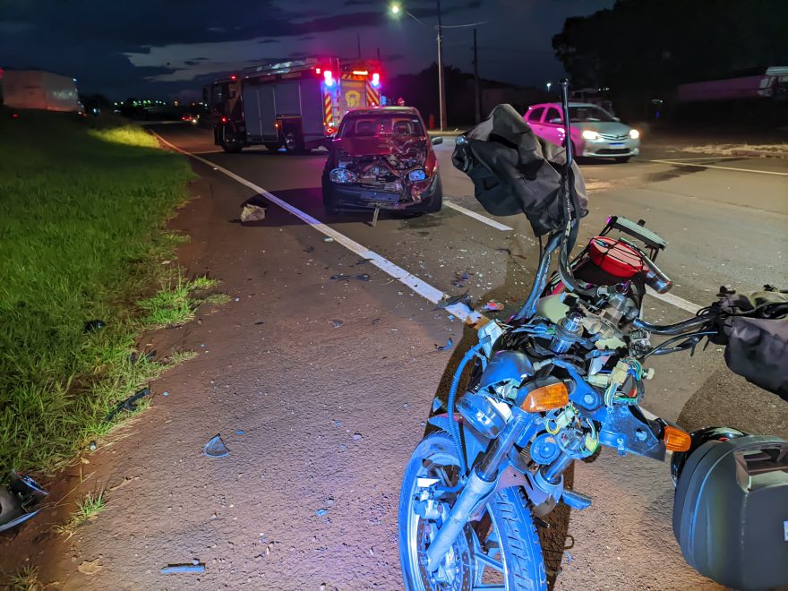 Motociclista fica ferido em batida frontal com Corsa na marginal da PRc-467