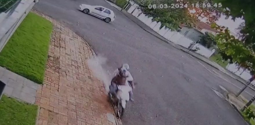 Câmera registra momento em que motocicleta é fechada por veículo antes de acidente