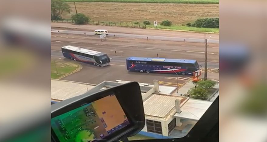 Helicóptero Falcão 12 intercepta ônibus de contrabandistas na BR-369