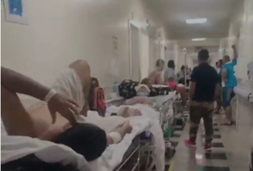 Pacientes e visitantes dividem espaço em corredores superlotados do HUOP