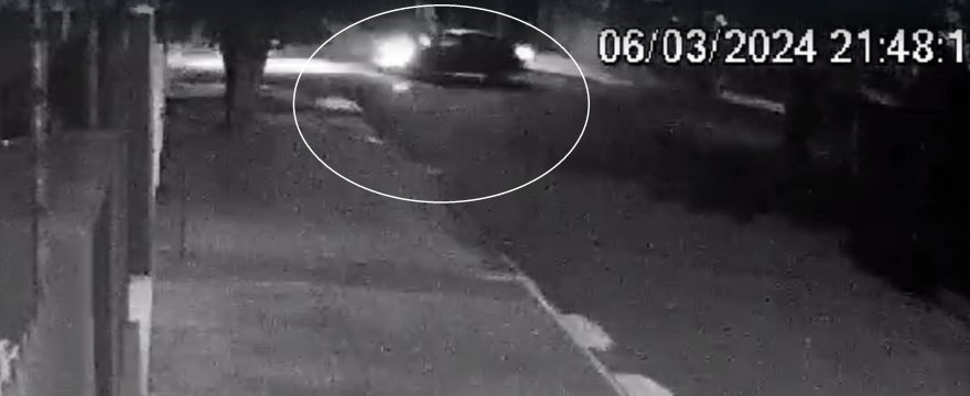 Câmera registra momento em que jovem de mobilete é atingido por carro em acidente no Paulo Godoy