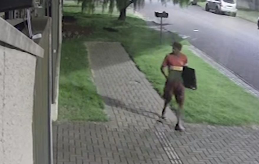 Câmera registra homem invadindo residência e furtando televisão no Pacaembu