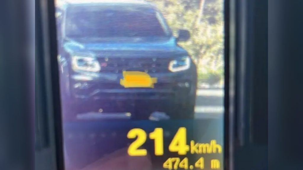 Veículo é flagrado trafegando a 214 km/h na rodovia PR-323 em Cafezal do Sul Veículo é flagrado trafegando a 214 km/h na rodovia PR-323 em Cafezal do Sul