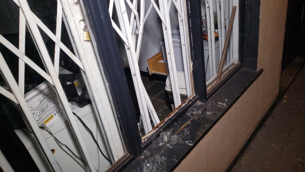 Panificadora é alvo de arrombadores no bairro Neva Panificadora é alvo de arrombadores no bairro Neva