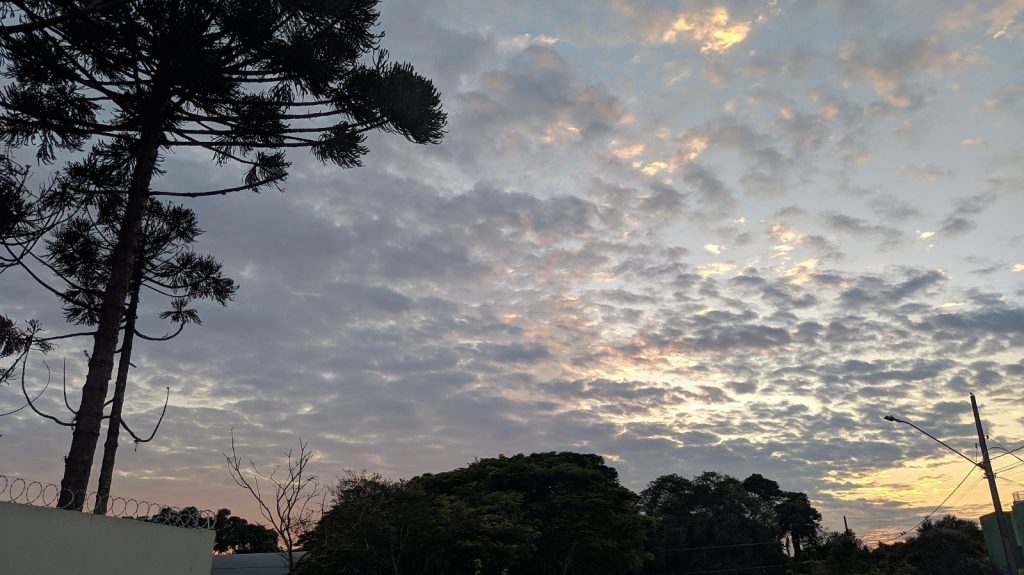 Quinta-feira de sol entre nuvens e máxima de 27°C em Cascavel Quinta-feira de sol entre nuvens e máxima de 27°C em Cascavel