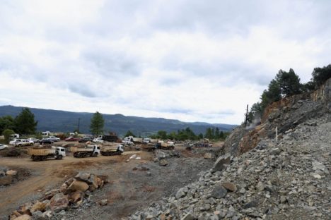 Recuperação da PR-170 em Pinhão, no Centro-Sul, avança durante período de interdição