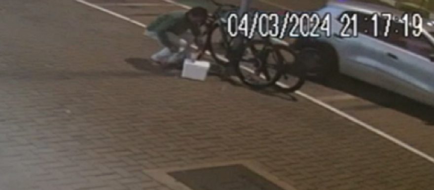 Câmera flagra furto de bicicleta em frente à Catedral Nossa Senhora Aparecida